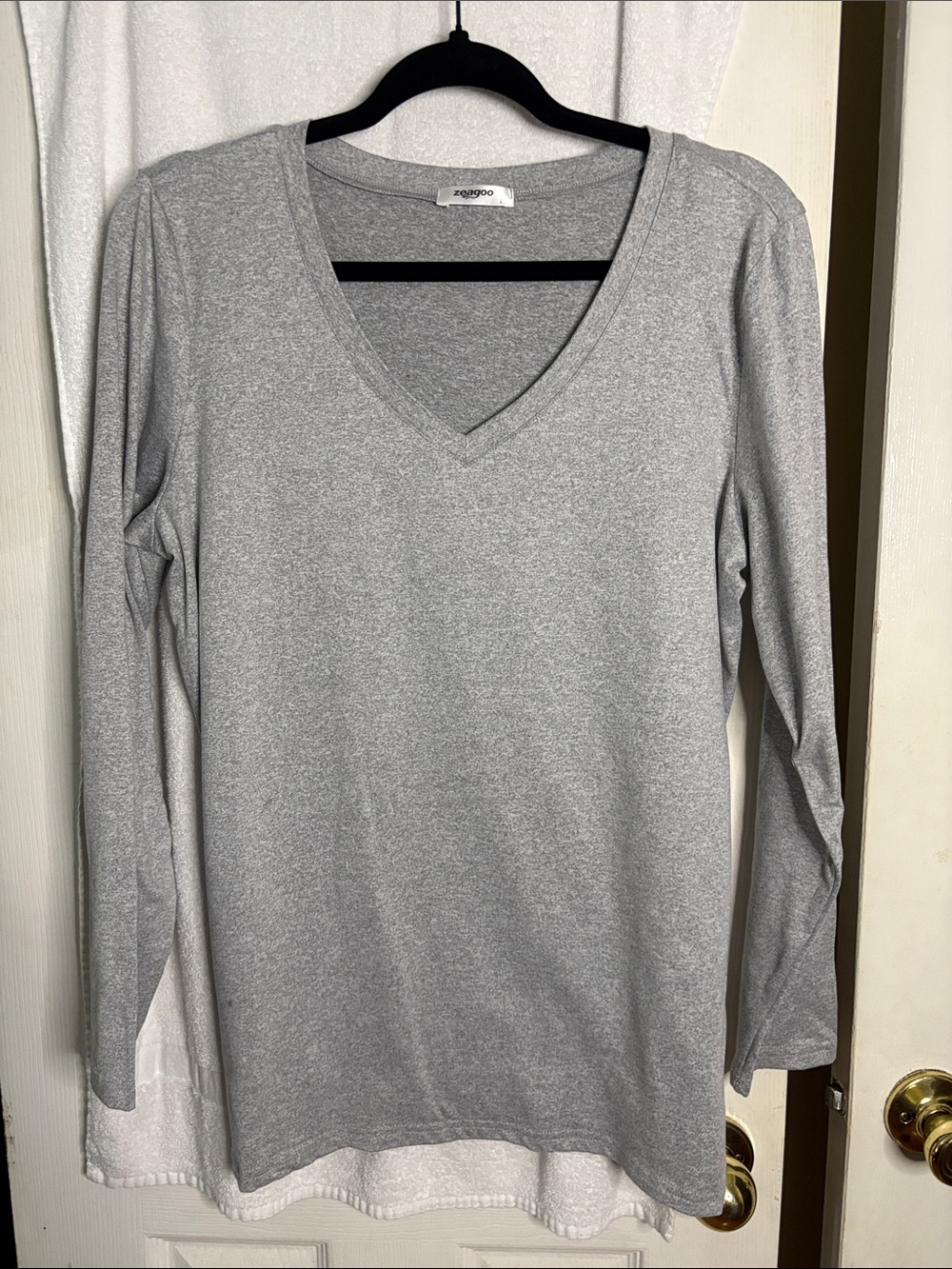 zeagoo Women's Long-Sleeve V-Neck Top in Light Gray
